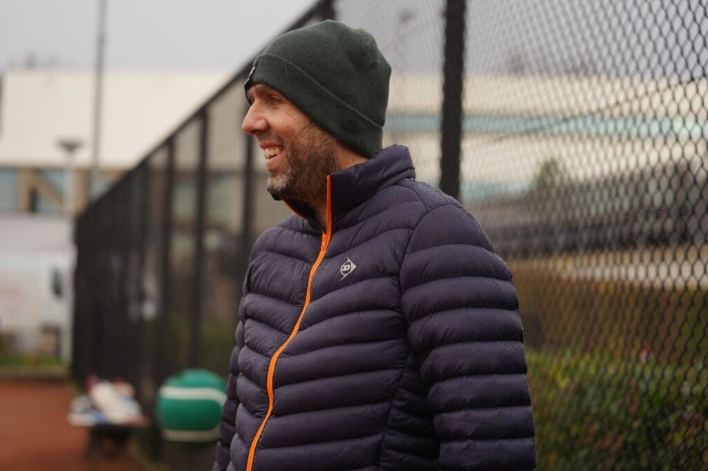 Stralen op de baan: tenniskleding die je warm houdt